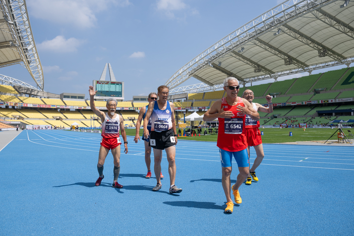 2026 대구세계마스터즈육상경기대회 남자 80세 100m 결승전에 참가한 선수들. 해당 결승전에서 미국의 켄튼 브라운 선수가 마스터즈 세계 신기록을 세웠다. 숲·WMAC2026 조직위원회 공동제공