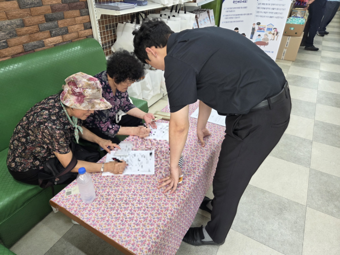 24일 오후 2시 대구 중구 남산종합사회복지관 내 행복한 중구 푸드마켓을 찾은 시민이 그냥드림 식료품을 받기 위해 사회복지사의 안내를 듣고 있다. 동경민 수습기자