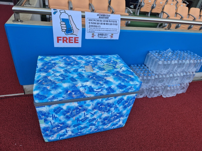 25일 대구스타디움에 2026 대구세계마스터즈육상경기대회 참가 선수와 관중들을 위한 생수가 마련돼 있다. 본격적인 경기 시작 이후 대구에는 덥고 습한 날씨가 이어지고 있다. 노진실기자