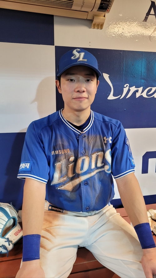 지난 22일 창원NC파크에서 열린 삼성과 NC 경기 종료 직후 취재진과 인터뷰를 마친 김지찬이 포즈를 취하고 있다. 임훈기자