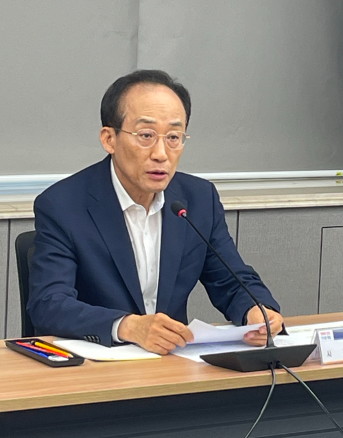 추경호 시장이 25일 긴급 관계기관 회의를 주재하고 태왕이앤씨의 법정관리 신청으로 미칠 지역 경제 악영향을 우려하고, 선제 대응키로 했다. 윤정혜기자