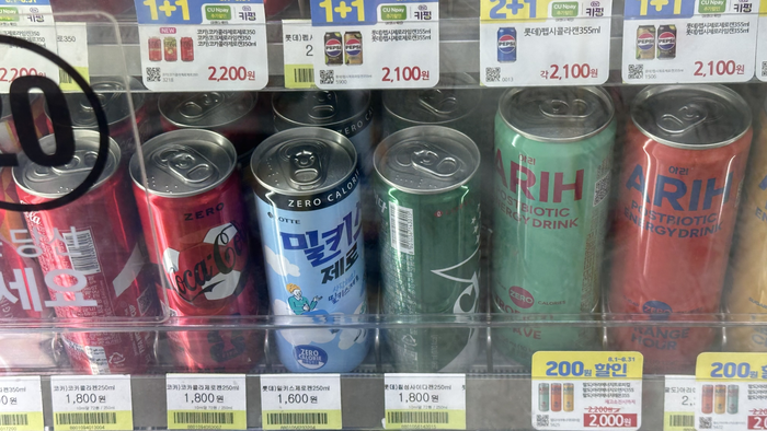 편의점에서 판매하는 탄산 캔음료들. 점자는 대부분 탄산 소다로만 표기돼 제품을 구분하기 어려웠다. 조현희 기자