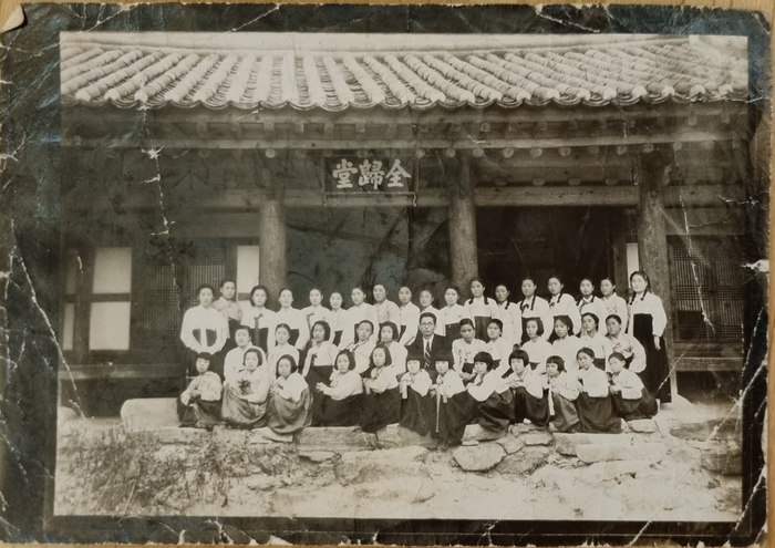 1950년에 전귀당을 찾은 해안초등학생들이 기념사진을 찍고 있다. <서을늠씨 제공>