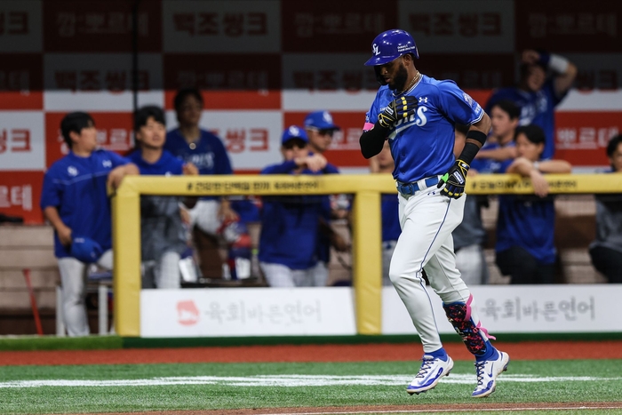 25일 서울 고척스카이돔에서 열린 삼성과 키움 경기에서 시즌 20호 홈런을 기록한 디아즈가 홈으로 돌아오고 있다. 삼성 라이온즈 제공