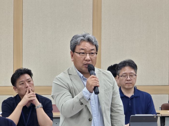 김현진 구미AI로봇기업협의회장이 지역 AI로봇 기업들의 현실을 이야기하고 있다. 박용기 기자