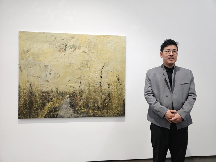 지난 20일 우손갤러리 대구에서 만난 유키마사 이다는 반 고흐가 그린 밀밭에 머물면서 작업했다고 말했다. 권혁준 기자