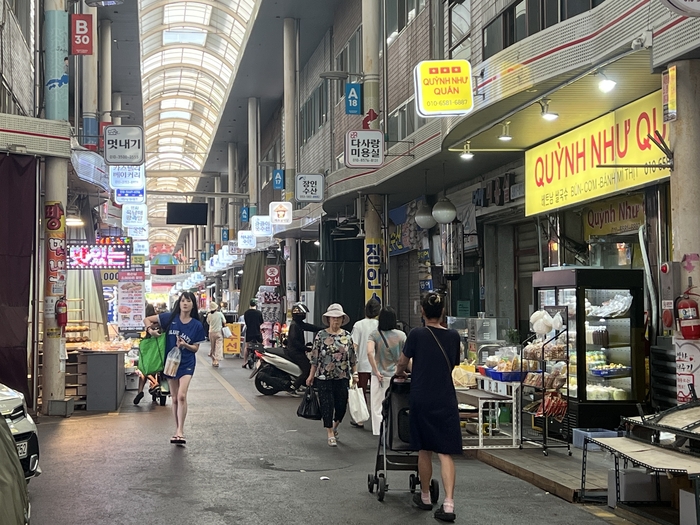 26일 찾은 대구 와룡시장. 시장 내부 들어선 외국 식료품점 앞을 장을 보기 위해 나온 외국인들이 지나가고 있다. 홍예원 수습기자