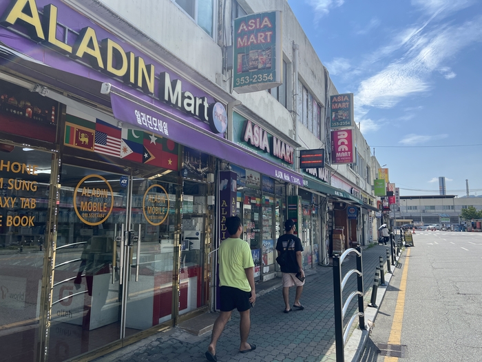26일 대구 서구 비산동 북부정류장 일대에 외국어 간판을 내건 식당과 식료품점, 통신점이 줄지어 들어서 있다. 홍예원 수습기자