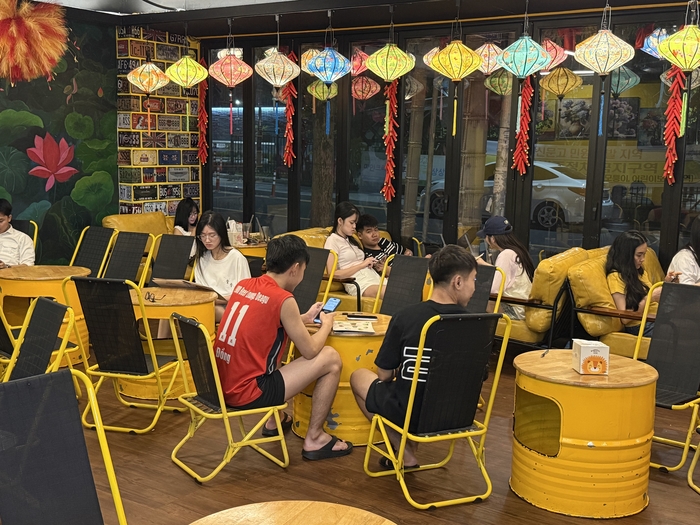 26일 밤 경산시 조영동 오렌지거리의 한 베트남 카페가 유학생과 산업단지 노동자 등 베트남 출신 손님들로 붐비고 있다. 구경모 기자