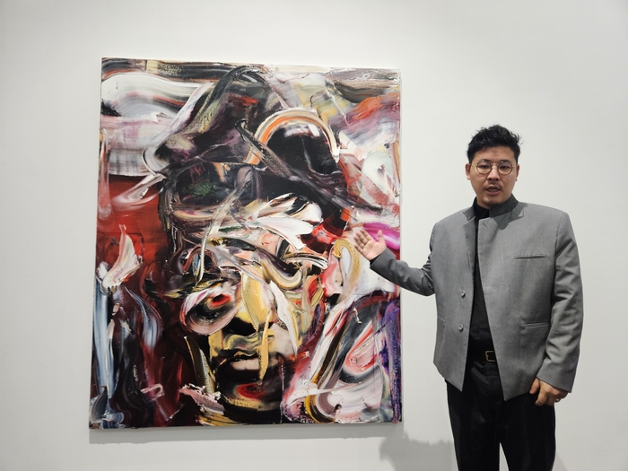 지난 20일 우손갤러리 대구에서 만난 유키마사 이다는 신작을 준비하면서 힘들었던 심정을 자화상에 담았다고 설명했다. 권혁준 기자