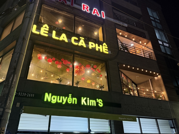 1층에는 베트남 식당, 2·3층에는 베트남 카페가 들어선 경산시 조영동 오렌지거리의 한 건물 전경. 구경모 기자