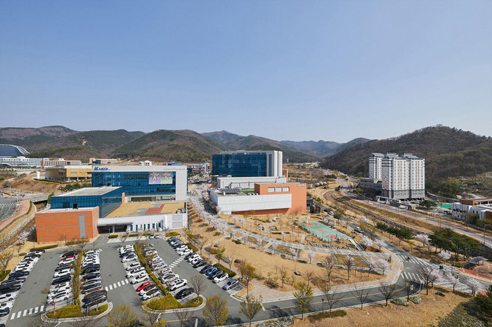 대구 동구 신서혁신도내 조성된 첨단의료복합단지 운영을 총괄지휘하고 있는 케이메디허브 전경. 대구시 제공