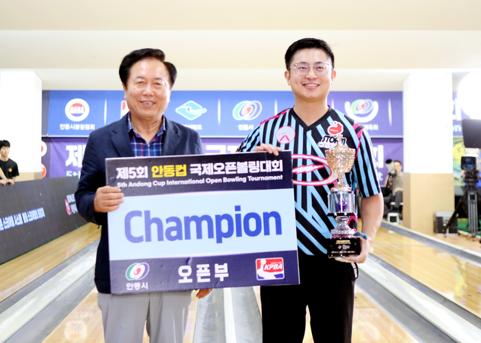 미국 PBA 프로 웨슬리 로우(Wesley Low)가 제5회 안동컵 국제오픈볼링대회 정상에 오르며 대회 첫 외국인 우승자라는 새 역사를 썼다. 우승을 차지한 로우가 권기창 안동시장과 기념촬영을 하고 있다. 피재윤 기자