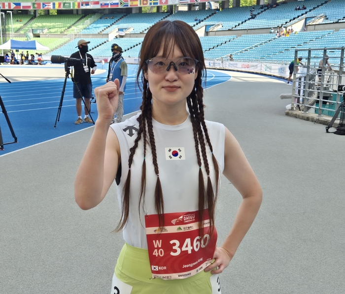 2026 대구세계마스터즈육상경기대회 100ｍ·1천500ｍ·5천ｍ 종목에 출전한 강정연 선수가 100ｍ 결승선을 통과한 뒤 파이팅을 외치고 있다. 노진실 기자