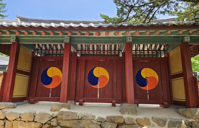 경북 봉화군 봉성면에 자리한 봉화향교 입구. 낮은 돌담과 오래된 기와, 울창한 고목이 어우러져 수백 년 동안 봉화지역 교육과 제향의 전통을 이어온 향교의 깊은 세월을 보여준다. 황준오기자