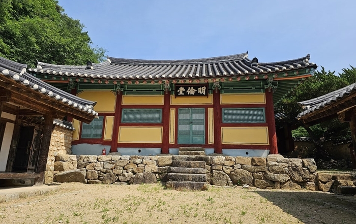 봉화향교 명륜당(明倫堂) 전경. 조선시대 유생들이 경전을 익히고 학문을 닦던 강학 공간으로, 단정한 기와지붕과 절제된 건축미에서 전통 향교의 면모를 엿볼 수 있다. 황준오기자