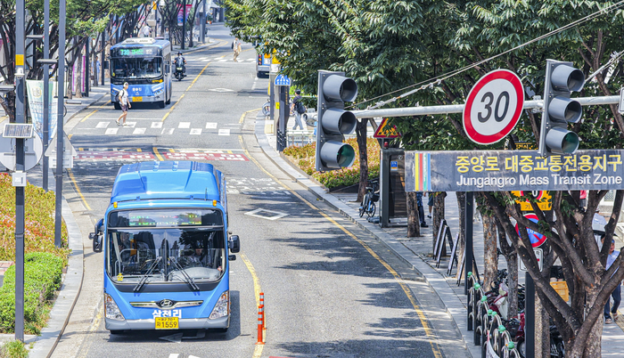 27일 대구 중구 중앙로 대중교통전용지구에서 시내버스가 도로를 운행하고 있다. 중앙로 대중교통전용지구는 2009년 12월 지정됐으며, 2023년 11월 일부 구간이 해제돼 현재 반월당네거리~중앙네거리 약 600ｍ 구간에서 운영되고 있다. 이현덕 기자