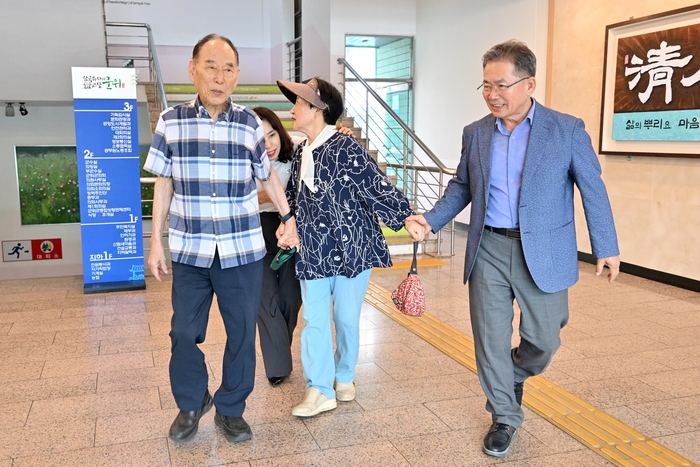 김진열 군위군수가 16년 만에 군청을 방문한 박영언 전 군위군수와 배우자를 배웅하고 있다. 군위군청 제공