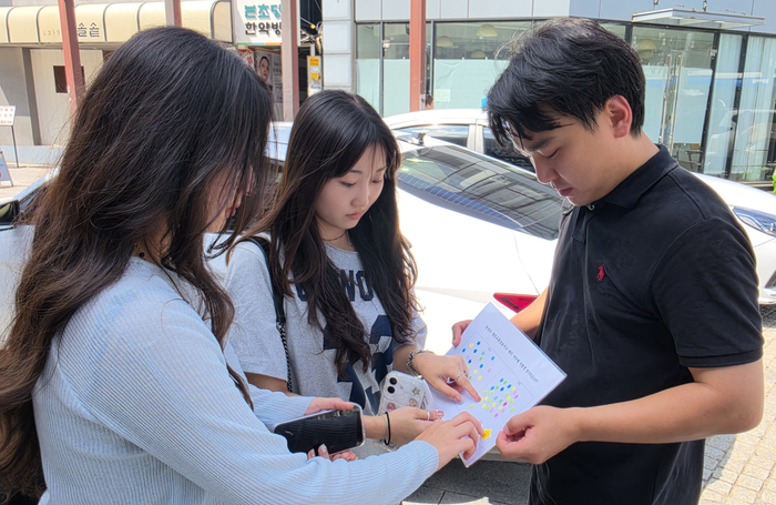 26일 대구 동성로 일대에서 진행한 대중교통 전용지구 운영방향 관련 설문조사에 시민들이 참여 중인 모습. 김민진 수습기자
