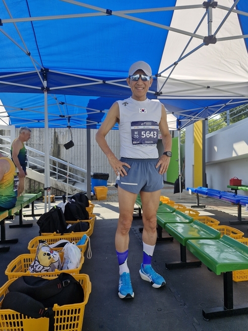 2026 대구세계마스터즈육상경기대회 10km 달리기 남자 70세 연령그룹에서 1위를 차지한 데 이어, 800m에서도 금메달을 차지한 71세 신행철 선수. 그는 27일 또 하나의 금메달을 추가하며 대회 3관왕에 올랐다. 대구세계마스터즈육상경기대회 조직위 제공