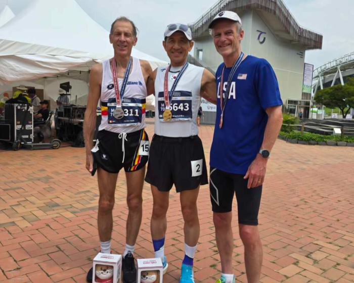 27일 경산시민운동장에서 열린 5천m 달리기 남자 70세 이상 부문에서 1위 차지한 신행철 선수(사진 중간)가 금메달을 목에 걸고 있다. 신 선수는 2026 대구세계마스터즈육상경기대회에서 3관왕에 올랐다. 신행철 선수 제공