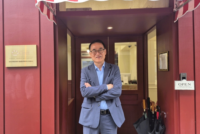 정희근 경주지역자활센터장이 프렌치 레스토랑 오르에 입구에서 포즈를 취하고 있다. 오르에는 자활 참여자들이 직접 요리와 서빙을 맡으며 취·창업을 준비하는 창업도전형 사업장이다. 장성재 기자