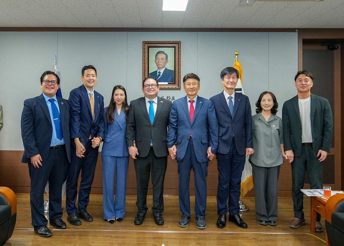 페데리코 미겔 게레로 아벤다뇨 주한엘살바도르 대사(왼쪽에서 네번째)가 지난 25일 영남대를 찾아 참석자들과 사진을 찍고 있다. 주한엘살바도르대사관 제공