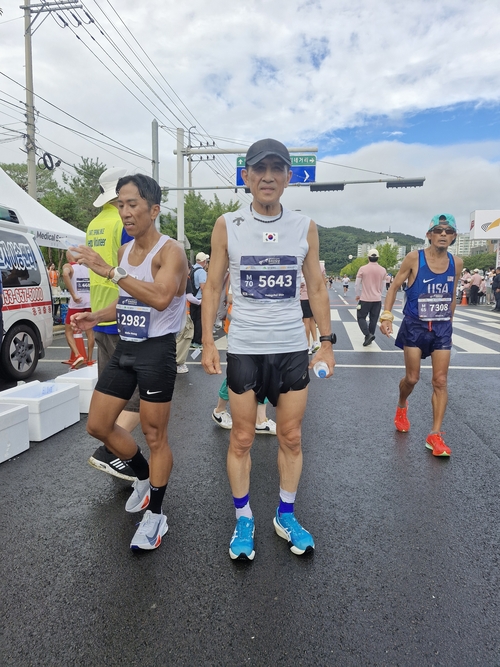 2026 대구세계마스터즈육상경기대회 하프마라톤에서 M70 연령그룹 1위를 차지한 대한민국의 신행철 선수. 그는 이번 대회 4관왕에 올랐다. 독자 제공