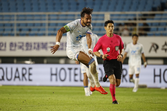대구FC 세징야가 28일 열린 안산 그리너스FC와의 원정 경기에서 슈팅을 시도하고 있다. 이날 세징야는 멀티골에 성공했다. 대구FC 제공