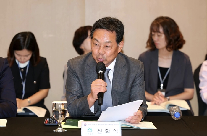 전화식 성주군수가 지난 26일 안동에서 열린 민선9기 첫 경북시장군수협의회 정기회의에서 외국인 계절근로자 주거안정 확보를 위한 농지법 개정을 건의하고 있다.  전화식 성주군수 페이스북 인용