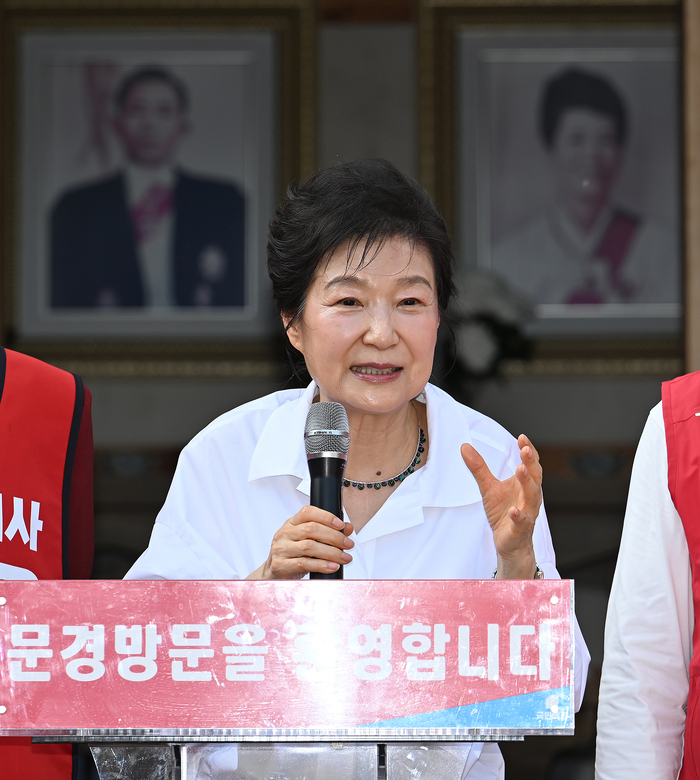 박근혜 전 대통령이 지난 5월 28일 경북 문경시 청운각을 찾아 지지자들 앞에서 발언하고 있다. 연합뉴스