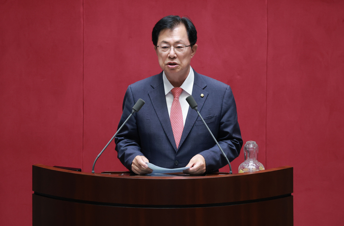 보건복지위원장으로 선출된 국민의힘 이만희 의원이 23일 국회에서 열린 7월 임시국회 제2차 본회의에서 당선 인사하고 있다. 연합뉴스