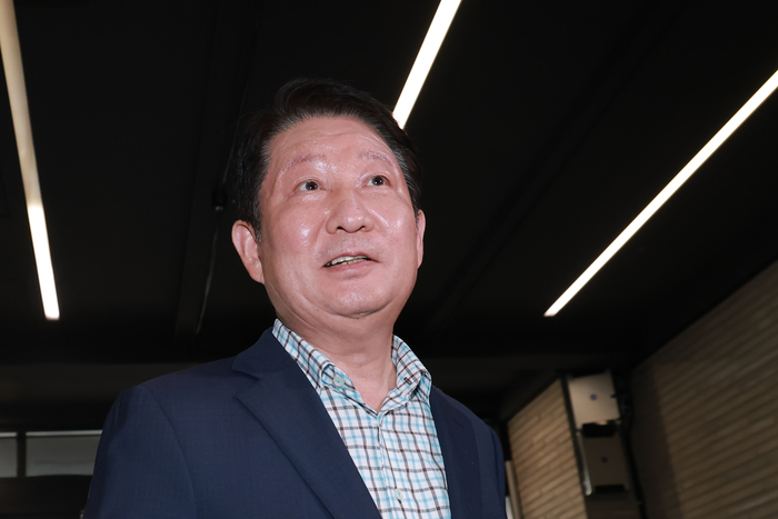 국민의힘 권영진 의원이 18일 서울 영등포구 여의도 중앙당사에서 열린 당 중앙윤리위원회 전체회의에 출석하고 있다. 앞서 권 의원은 상임위원회 배분 과정에서 자당 정점식 원내대표의 멱살을 잡는 등 물의를 빚은 이유로 윤리위에 제소됐다. 연합뉴스