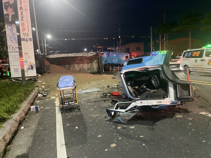 19일 오전 4시 3분쯤 경북 영천시 도동네거리에서 6t 청소차와 25t 덤프트럭이 충돌하는 사고가 났다. 이 사고로 청소차에 타고 있던 3명이 숨지고 덤프트럭 운전자 1명이 중상을 입었다. 연합뉴스