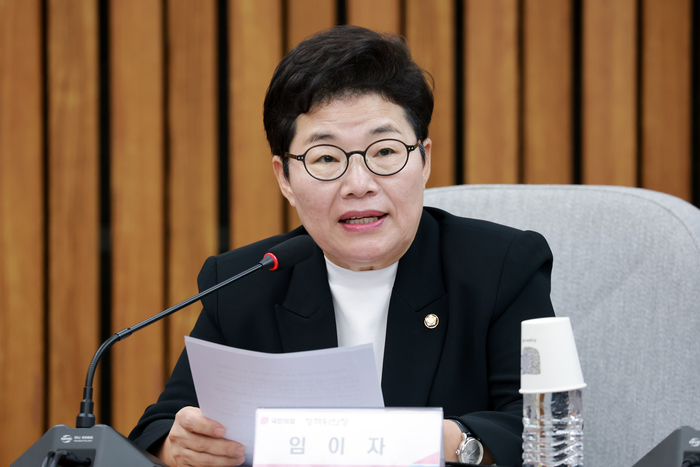 국민의힘 임이자 신임 정책위의장이 20일 국회에서 국민의힘 정책위원회와 여의도연구원이 연 이재명 정부 2년차 평가 토론회 벼랑 끝 서민·중산층, 흔들리는 대한민국에 참석해 개회사하고 있다. 연합뉴스