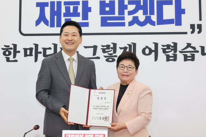 국민의힘 장동혁 대표(왼쪽)가 24일 국회에서 열린 최고위원회의에 앞서 임이자 정책위의장에게 임명장을 수여한 뒤 기념 촬영하고 있다. 연합뉴스