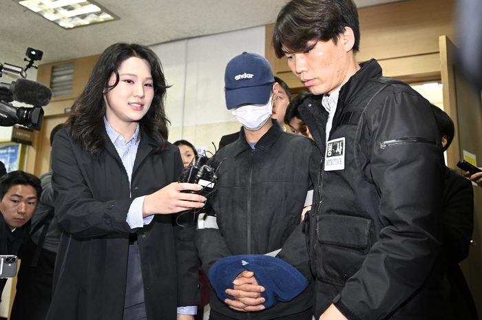 장모를 때려 숨지게 한 뒤 시신을 캐리어에 담아 신천에 유기한 조재복이(가운데) 구속영장 실질 심사를 받기 위해 대구지방법원으로 출석하고 있다. 영남일보 DB