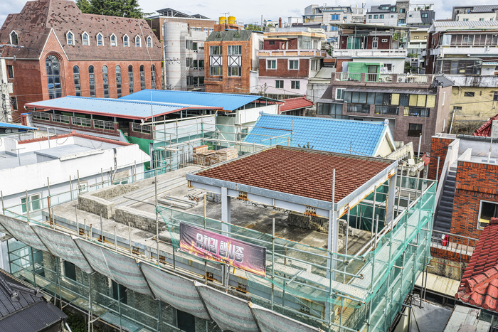 지난달 10일 대구 북구 대현동 이슬람 사원 건립 현장에 2023년 12월 공사가 중단된 뒤 2년 8개월째 건물 골격과 철골 구조물 등이 그대로 남아 있다. 영남일보 DB