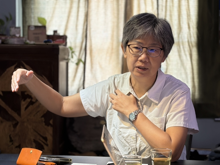 쩡메이링(曾美玲) 전 핑둥현 객가사무처장이 객가와 관련된 행정부처에 대해 이야기하고 있다.