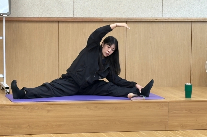 이주영 운동지도사가 근력UP 운동시간에 시범을 보이고 있다.  <이주영씨 제공>