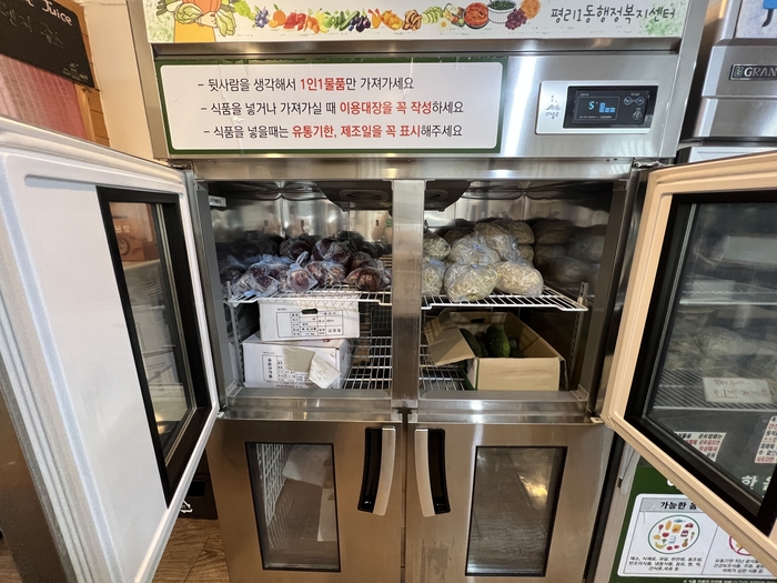 지난달 27일 대구 서구 애은성당 에버그린 카페에 설치된 공유냉장고가 팔달신시장 상인과 기업 등이 후원한 채소와 빵으로 가득 채워져 있다. 홍예원 수습기자