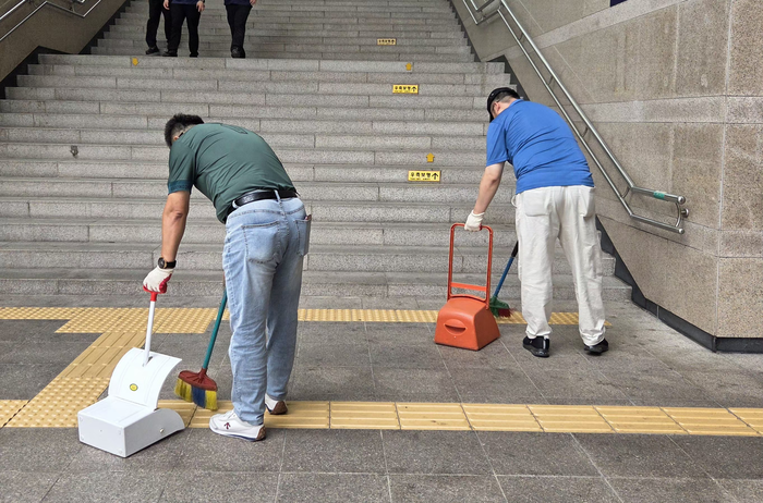 31일 오전 대구역 인근에서 노숙인 일자리 창출 협력사업에 참여하고 있는 김민재(가명·60·왼쪽)씨가 환경미화 활동을 하고 있다. 동경민 수습기자