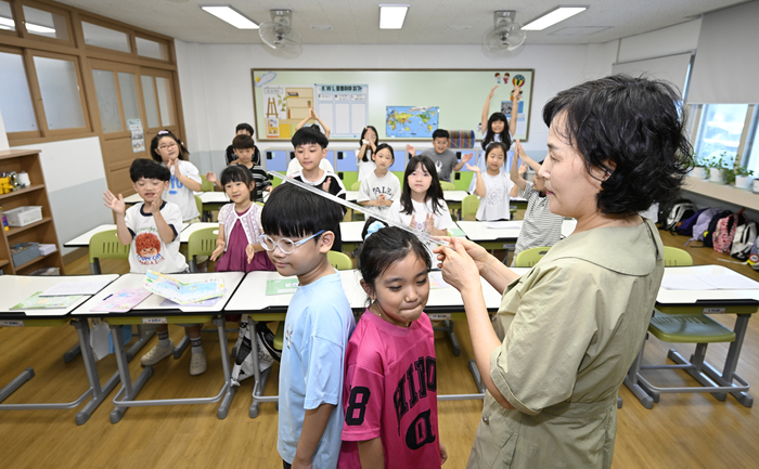 1일 오전 대구 서구 이현초등학교 2학년 3반에서 담임교사가 개학을 맞은 학생들의 키를 재며 방학 동안 부쩍 자란 아이들의 모습을 살펴보고 있다.
이윤호기자 yoonhohi@yeongnam.com