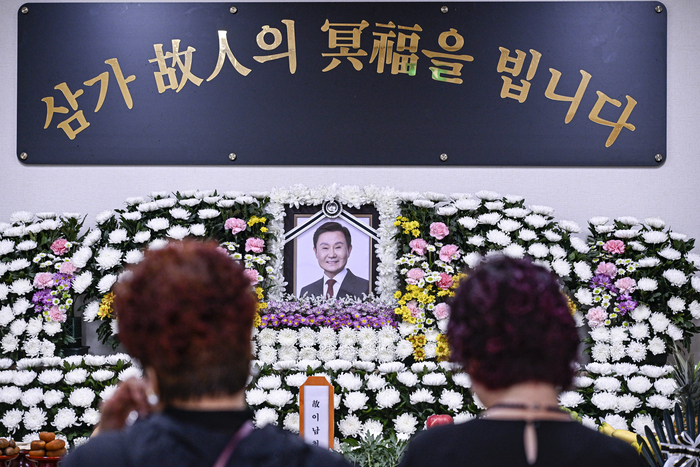1일 경북 고령군 고령대가야장례식장에 마련된 이남철 고령군수의 빈소에서 조문객들이 영정 앞에 서서 고인을 추모하고 있다. 이 군수는 식도암 치료를 위해 지난달 18일부터 서울의 한 병원에서 치료를 받아오다 이날 오전 1시께 별세했다.
이현덕기자 lhd@yeongnam.com 