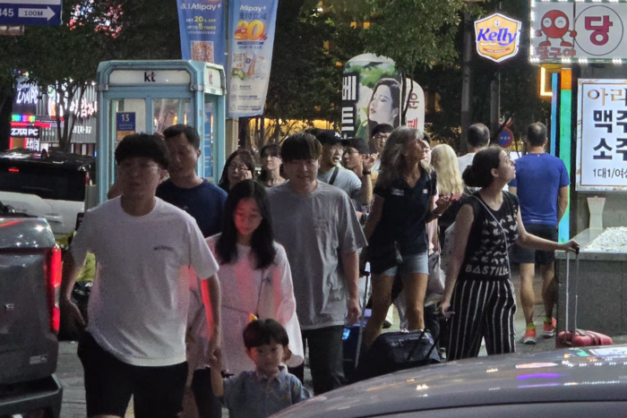 지난달 29일 오후 7시쯤 대구 동구 동대구역터미널 먹거리골목. 저녁 식사를 위해 거리를 찾은 시민과 관광객들로 일대가 붐비고 있다. 동경민 수습기자