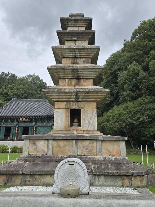 죽장리 오층석탑. 발굴조사 결과와 탑의 양식을 토대로 건립 시기는 통일신라 8세기 중엽으로 추정된다. 박용기 기자