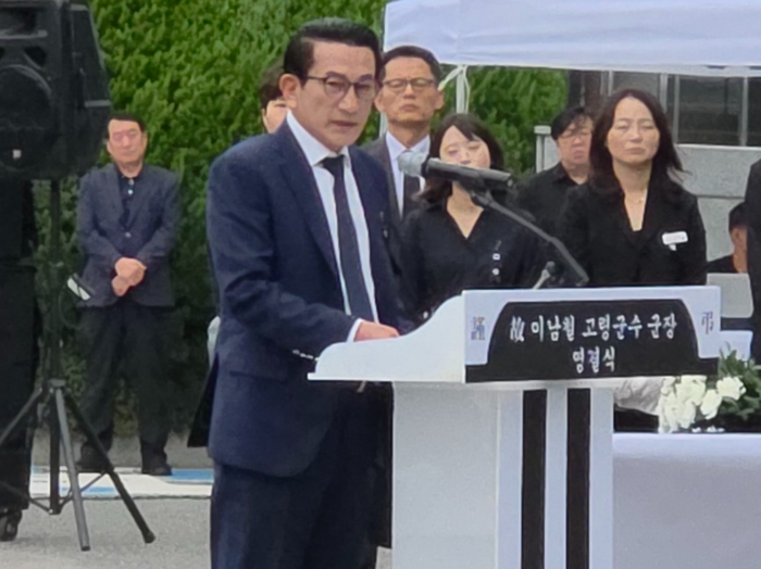 故 이남철 고령군수의 친구 홍재희씨가 친구들을 대신해 조사를 하고 있다. 석현철 기자