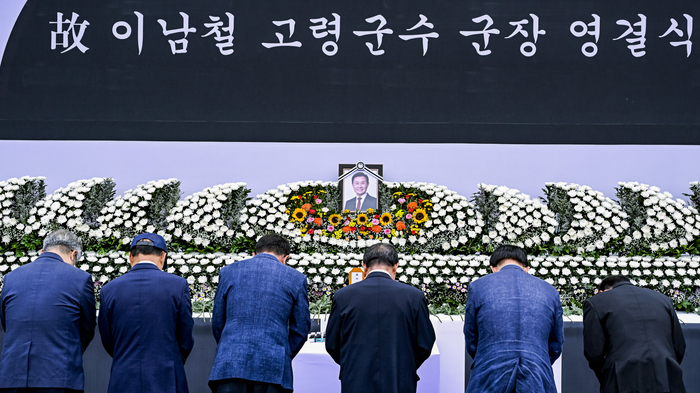 3일 오전 고령군청 광장에서 열린 고 이남철 고령군수 영결식에서 참석자들이 고인의 영정 앞에 고개를 숙여 애도하고 있다. 41년간 고령군 공직에 몸담으며 지역 발전에 힘쓴 고인을 기리는 이번 장례는 2022년 고령군 군장 등에 관한 조례 제정 이후 처음으로 거행된 고령군장이다.
이현덕기자 lhd@yeongnam.com
