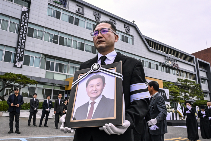 3일 오전 고령군청 광장에서 열린 고 이남철 고령군수 영결식을 마친 뒤 유족들이 고인의 영정을 들고 군청을 나서고 있다. 41년간 고령군 공직에 몸담으며 지산동고분군의 유네스코 세계유산 등재 등 지역 발전에 힘쓴 고인을 기리는 이번 장례는 2022년 고령군 군장 등에 관한 조례 제정 이후 처음으로 거행된 고령군장이다.
이현덕기자 lhd@yeongnam.com