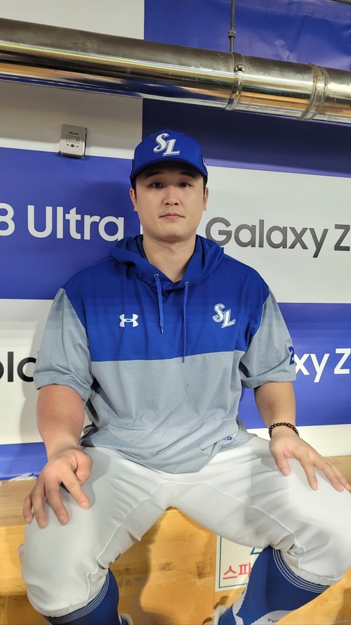 삼성 라이온즈 투수 최원태가 지난 2일 대구삼성라이온즈파크에서 열린 롯데와의 홈경기 직후 취재진 앞에서 포즈를 취하고 있다. 임훈 기자